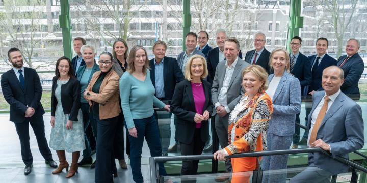 CS4NL geformaliseerd in bijzijn van minister Micky Adriaansens