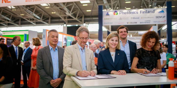 Minister Liesje Schreinemacher bezoekt het Holland High Tech Paviljoen op het grootste Fotonica Event van Europa